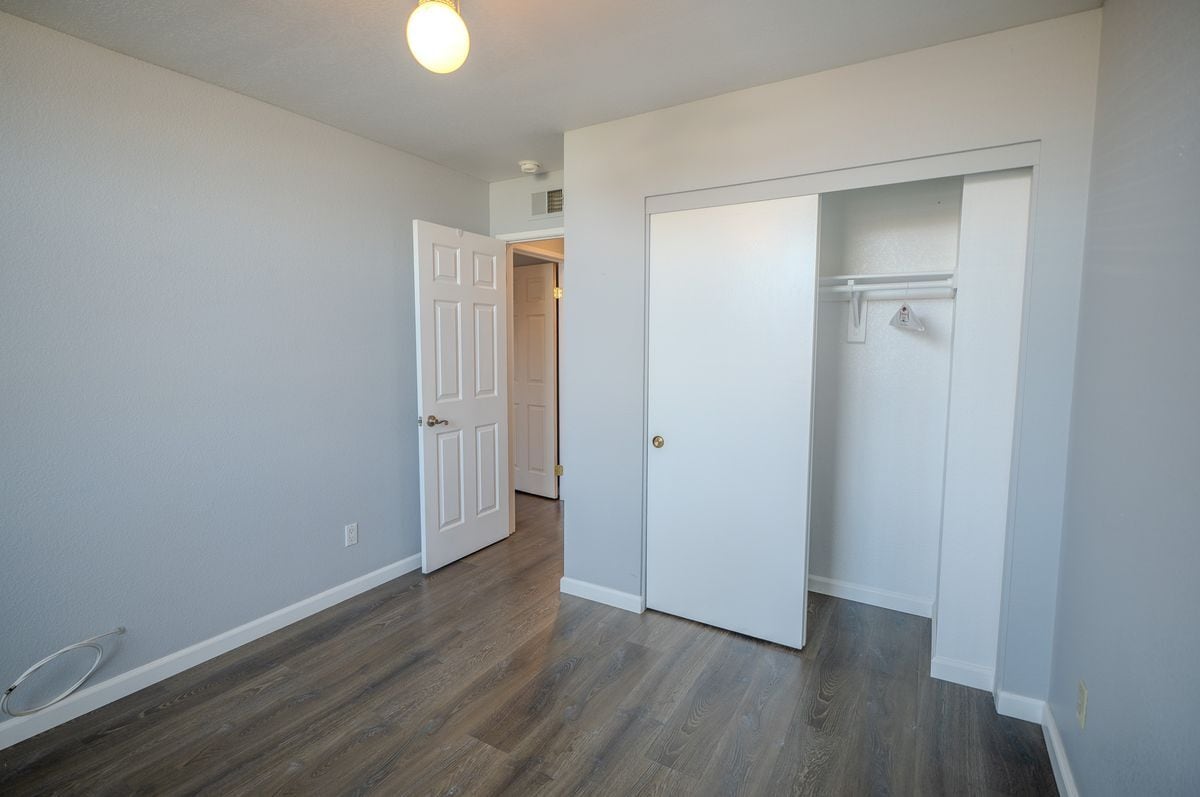 Building Photo - 3099 Oakview Ln