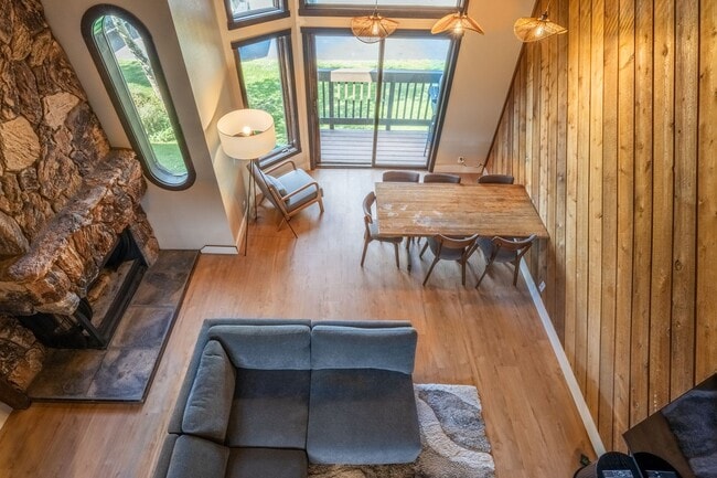 Building Photo - Spacious Snowcreek III Condo – Winter Rental