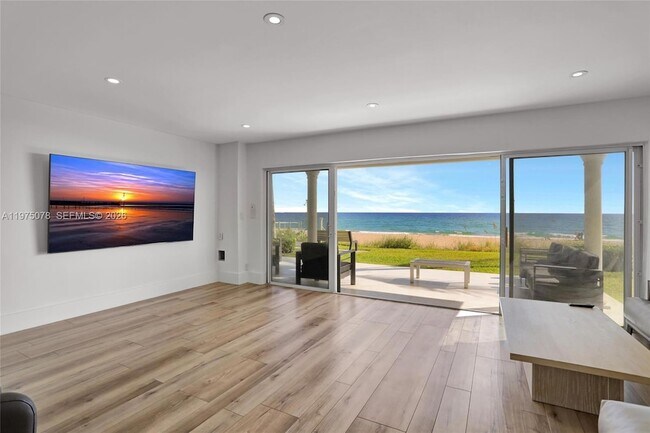 Building Photo - 1194 Hillsboro Mile Unit 1