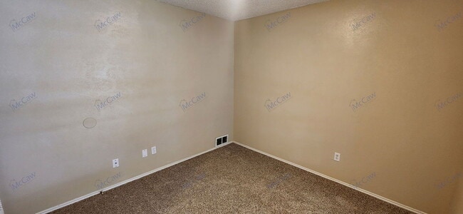 Building Photo - 2204 Oak Hill Dr