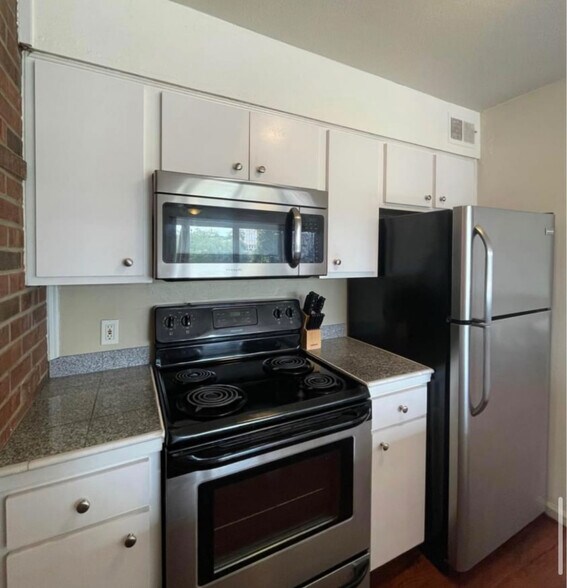 Building Photo - 4732 Belleview Ave