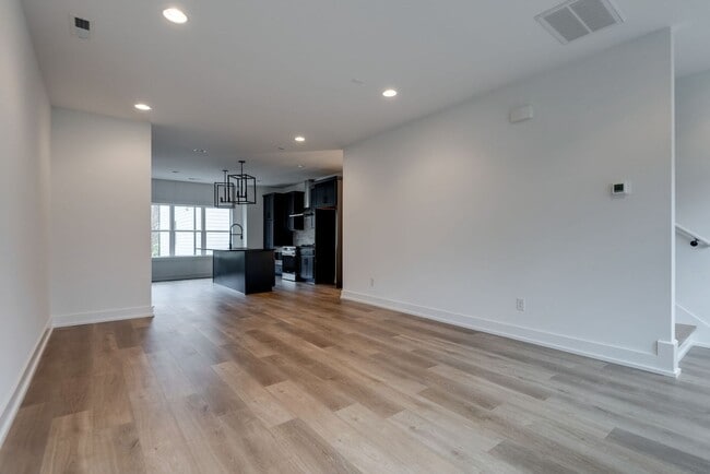 Building Photo - Welcome to Your Stylish Haven in Vibrant East Nashville!