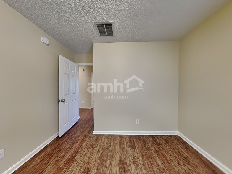 Building Photo - 1379 Samantha Cir E