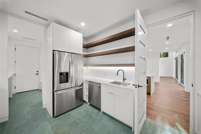 Building Photo - 2904 Westhill Dr