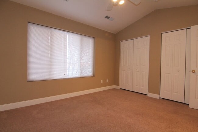 Building Photo - Beautifully Renovated Large 4 bedroom Dupl...