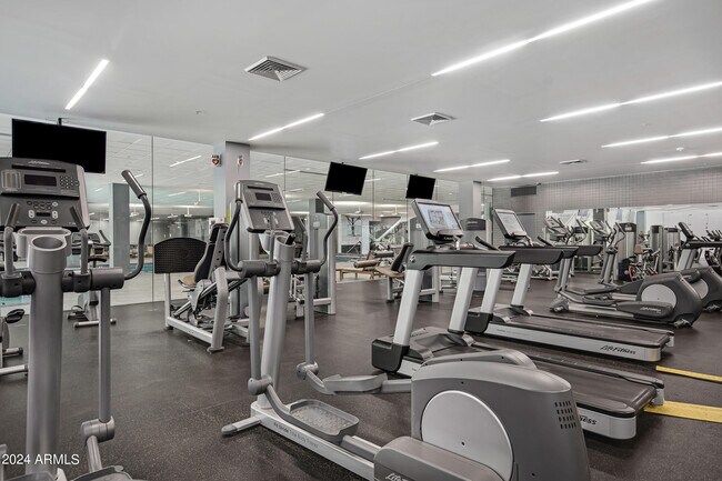 Building Photo - 7121 E Rancho Vista Dr
