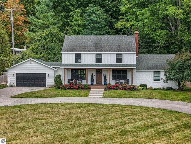 Building Photo - Late Summer Furnished Executive Extended Stay Rental on Old Mission Peninsula