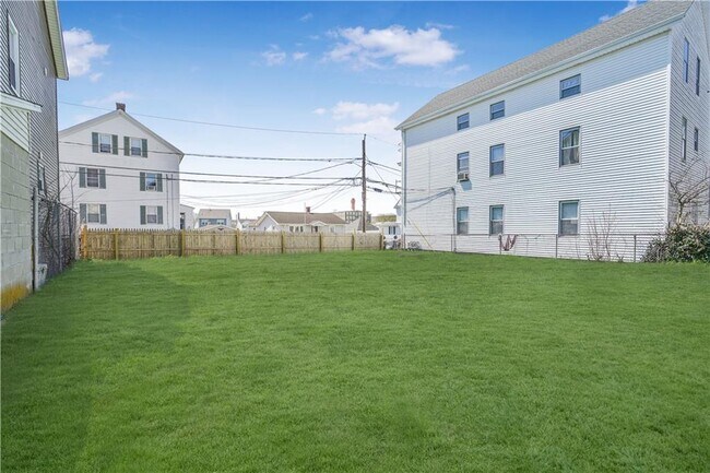 Building Photo - 1081 Bedford St