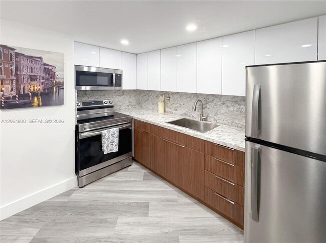 Building Photo - 801 Brickell Bay Dr