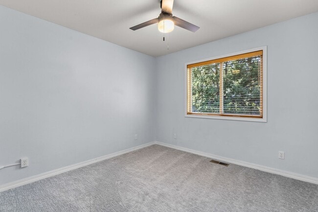 Building Photo - Beautiful bright home with large yard, fin...