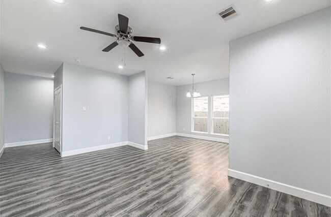 Building Photo - 8204 Moon Beam St