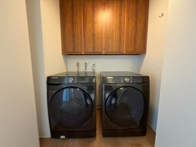 Building Photo - Prime Santa Clara Location | Bright 3BR/2.5BA End-Unit | 2 Primary Suites | Central Heat & AC