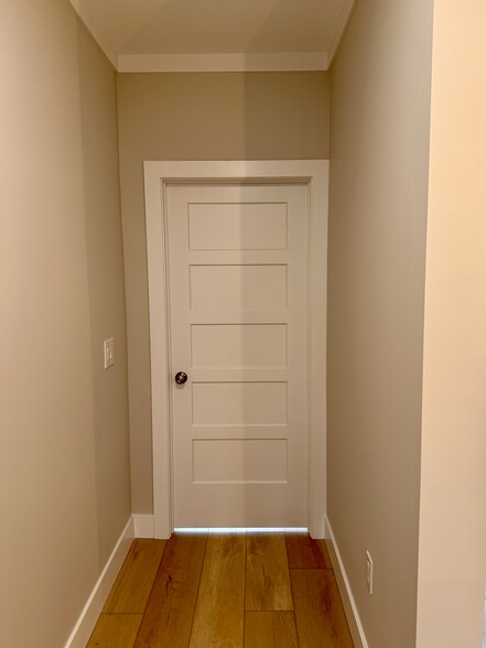 Building Photo - 906 Main St