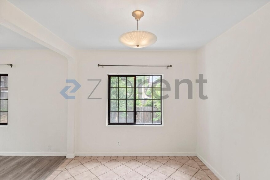 Building Photo - 728 E 24th St