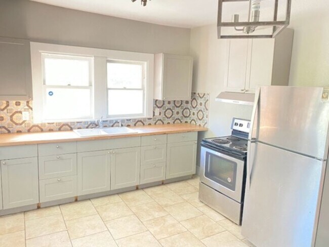 Building Photo - Charming Home - A Must See!