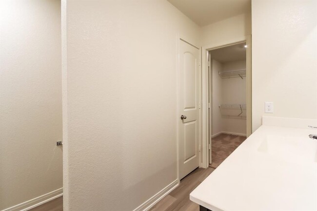 Building Photo - 586 Solomon Ln