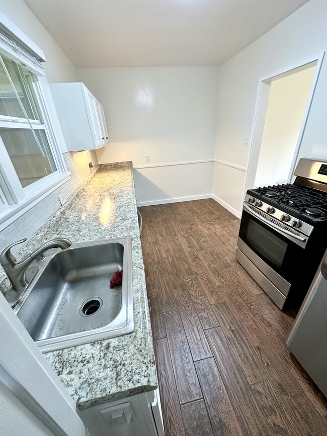 Building Photo - 2411 Oak St