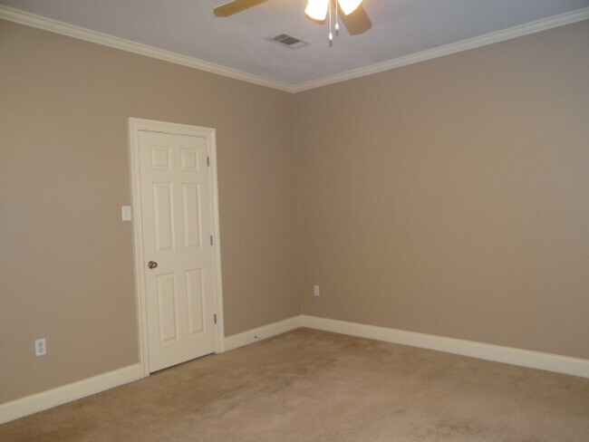 Building Photo - Beautiful Home for Lease in Maple Leaf Sub...