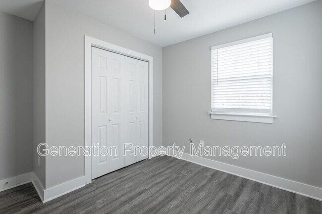 Building Photo - 5 Meadowbrook Dr W