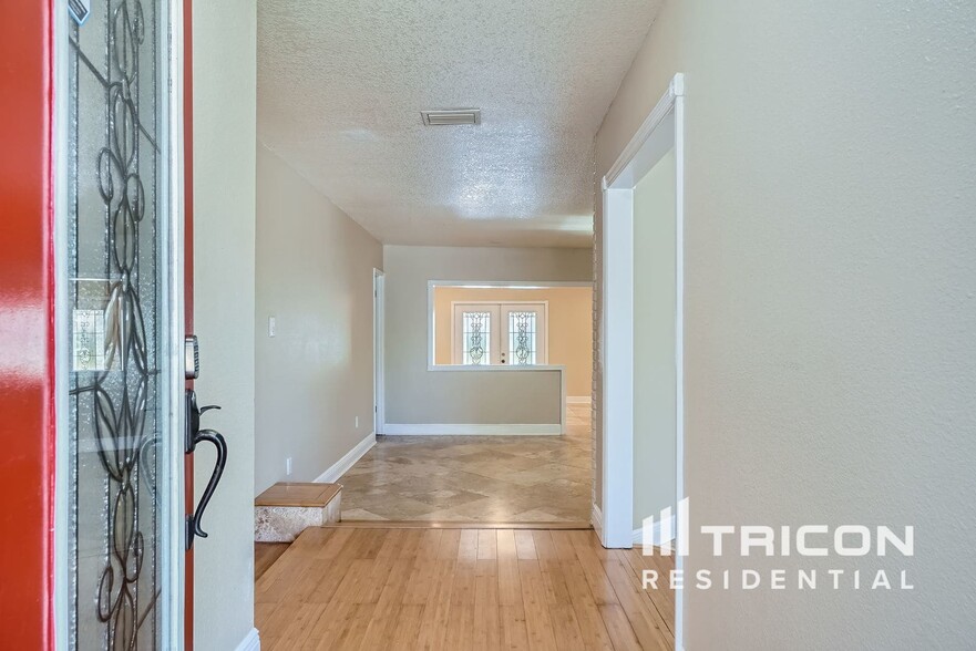 Building Photo - 321 Hollowtree Dr