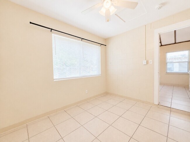 Building Photo - Convenient Downtown Living in a Bright and Comfortable 1-Bedroom Studi