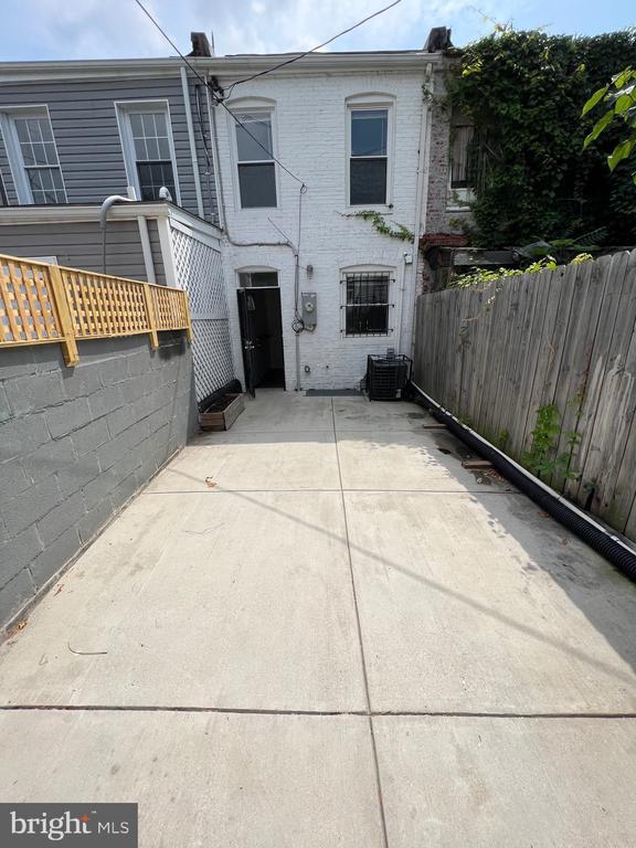 Building Photo - 806 N Rose St