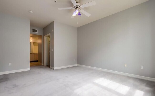Building Photo - Beautiful & Spacious 2BD/2BA Condo - Central A/C & Heat, Washer/Dryer - Underground Parking - Gat...