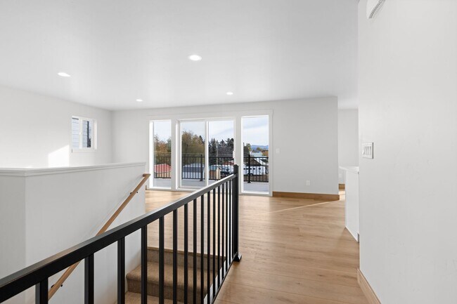 Building Photo - 865 9th St W