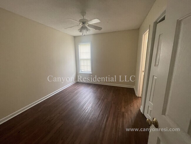 Building Photo - Beautiful 3b Room!Move in ready!