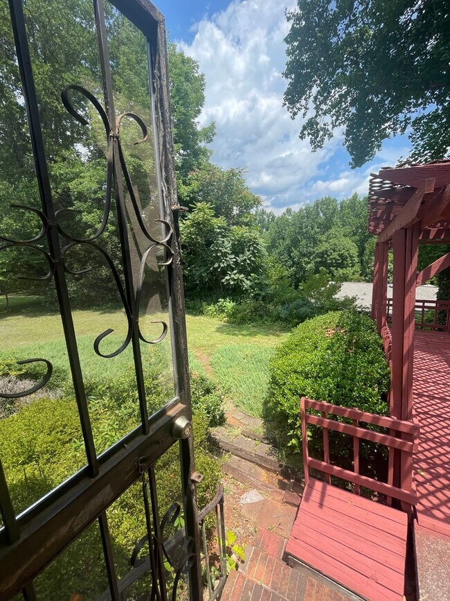 Building Photo - 2 bedroom 3 bath  Mid- Century style home!...