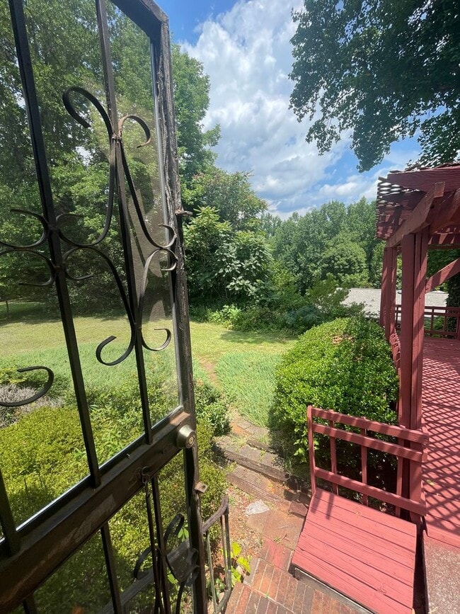 Building Photo - 2 bedroom 3 bath  Mid- Century style home! This home has a wonderful outdoor area great for Enter...