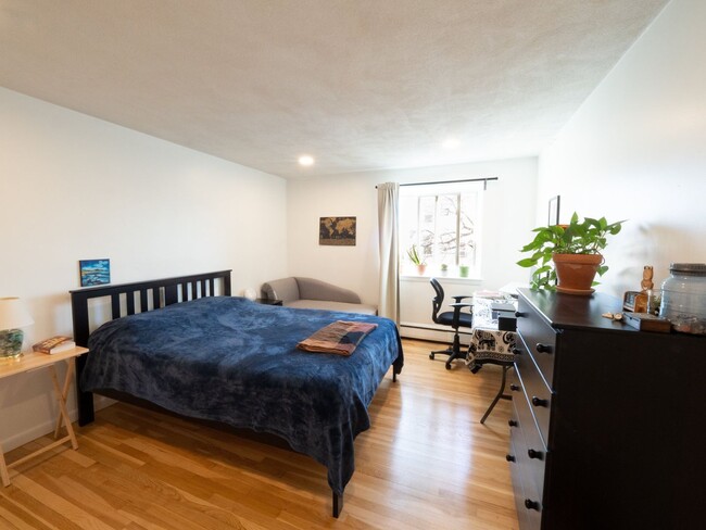 Building Photo - Spacious, Bright, and Updated 1 Bed With P...