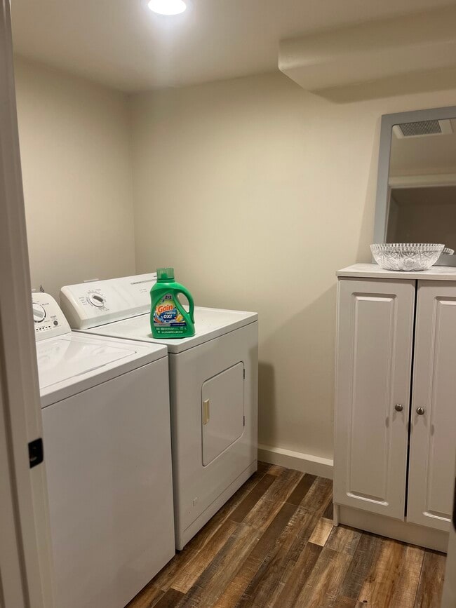 Building Photo - 1174 Ella St