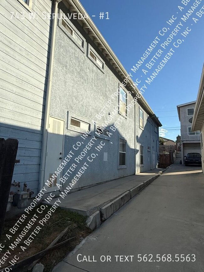 Building Photo - 2 bed/2 bath unit w/plank floors & DW!  Pa...