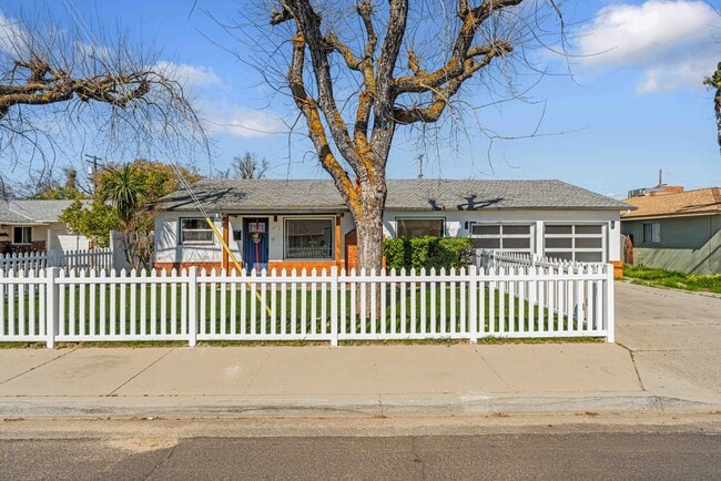 Building Photo - 1415 W Roseburg Ave