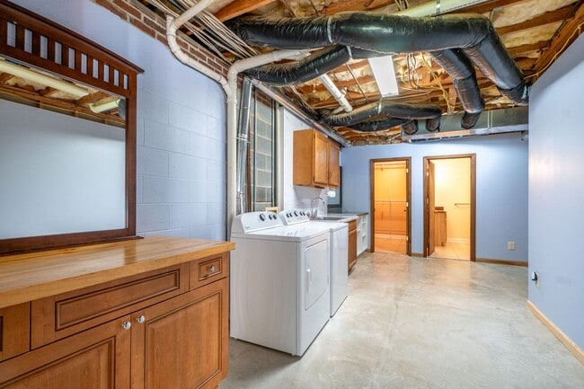 Building Photo - Meticulously maintained property with a st...