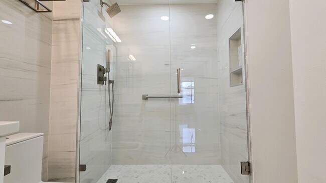 Building Photo - 255 Evernia St