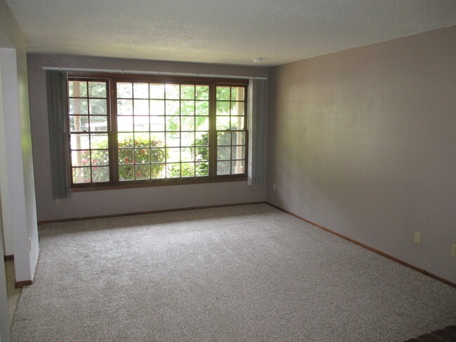 Building Photo - Nice Two Bedroom with Fireplace