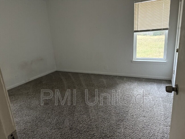 Building Photo - 224 E Oak Dr
