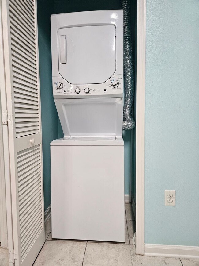Building Photo - Top floor 3/2 unit in the gated Summer Key...
