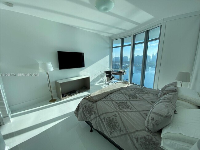 Building Photo - 17301 Biscayne Blvd