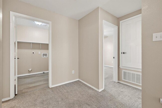 Building Photo - 5705 Viewpoint Dr