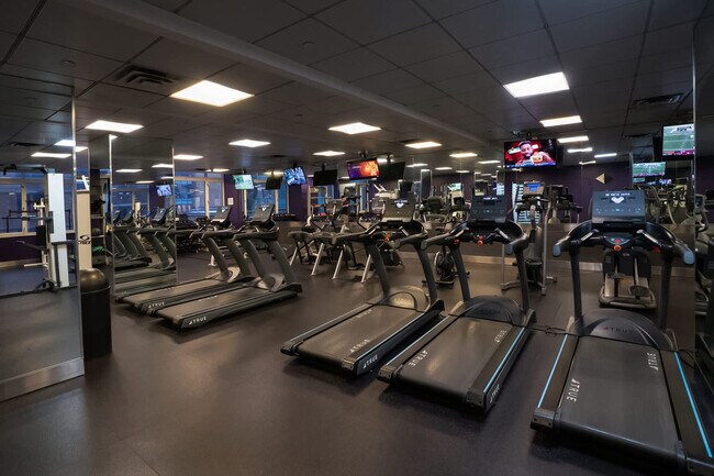 Building Photo - 350 W 43rd St