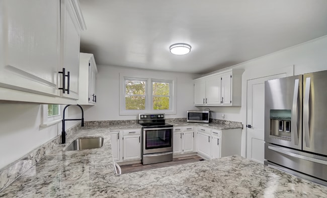 Building Photo - 3BR/2BA Home in Bellefontaine - Completely...