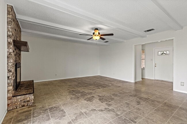 Building Photo - 216 Red River Dr