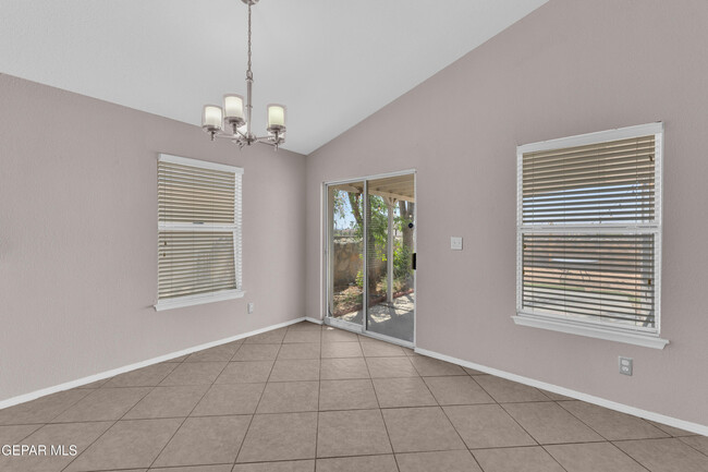 Building Photo - 11868 Oak Crossing Dr
