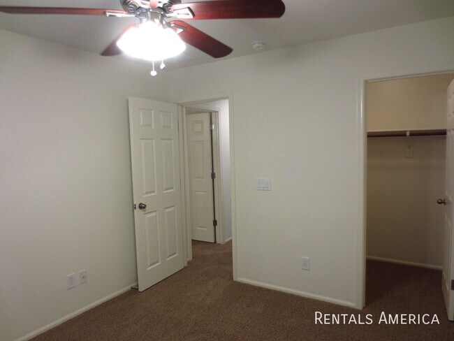 Building Photo - 890 E Doral Ct