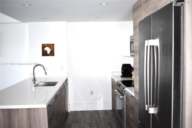 Building Photo - 9940 W Bay Harbor Dr