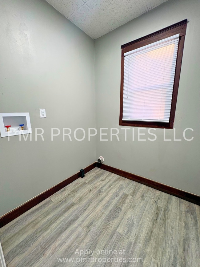 Building Photo - 3 Bedrooms/1 Bathroom House