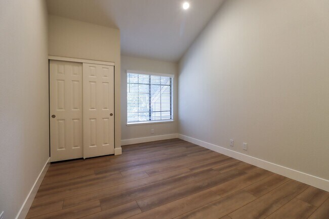 Building Photo - FULLY RENOVATED 3 BEDROOM, 2 BATHROOM TOWN...
